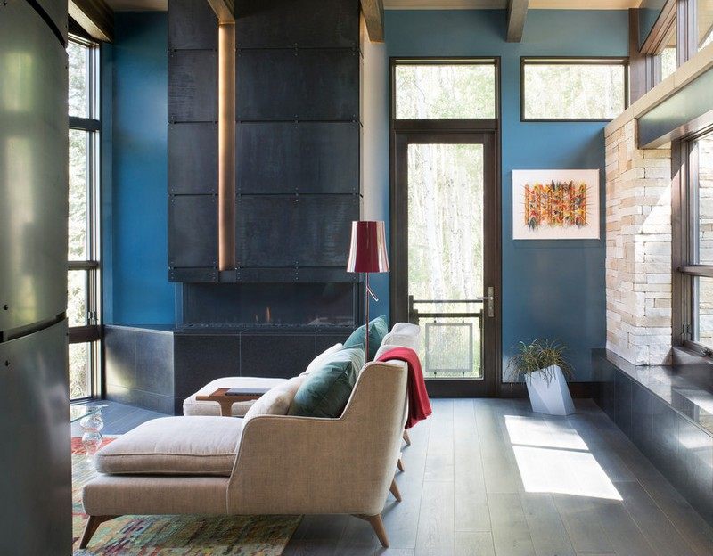 Wohnzimmer in Petrolblau mit Tagesbett und Laminatboden Kaminzimmer-einrichten-Ideen-modern-Granit-Laminatboden