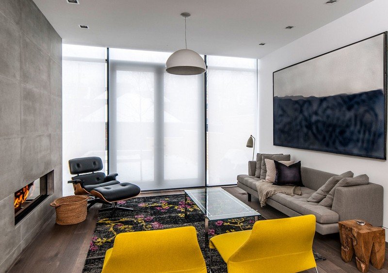 Wohnzimmer einrichten - gelbe Schaukelstühle und Shaggy Teppich Kaminzimmer-einrichten-Ideen-Teppich-florale-Muster-gelbe-Sessel
