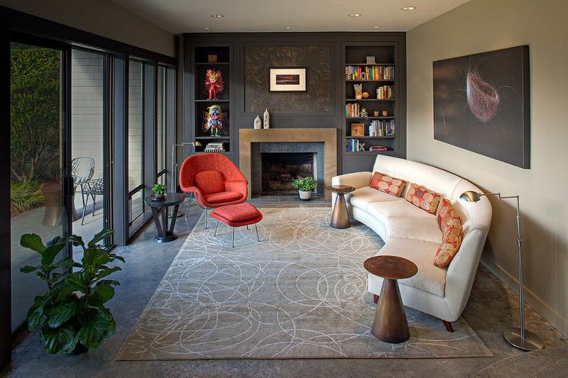 Wohnzimmer gemütlich einrichten - Ecksofa und Sessel mit Hocker in Rot Kaminzimmer-einrichten-Kaminsims-Metall-Betonboden