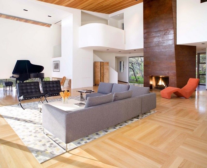 Kaminzimmer einrichten - Ecksofa und Kamin mit Kupferverkleidung Kaminzimmer-einrichten-Kupfer-Optik-Ideen-modern