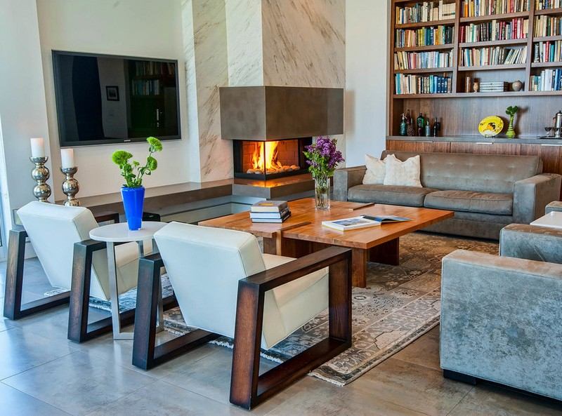 Kamin mit Marmor-Verkleidung und Metall-Kaminsims Kaminzimmer-einrichten-Naturstein-Fliesen-Holz-Stuhl-Gestell-Kilim-Bodenfliesen