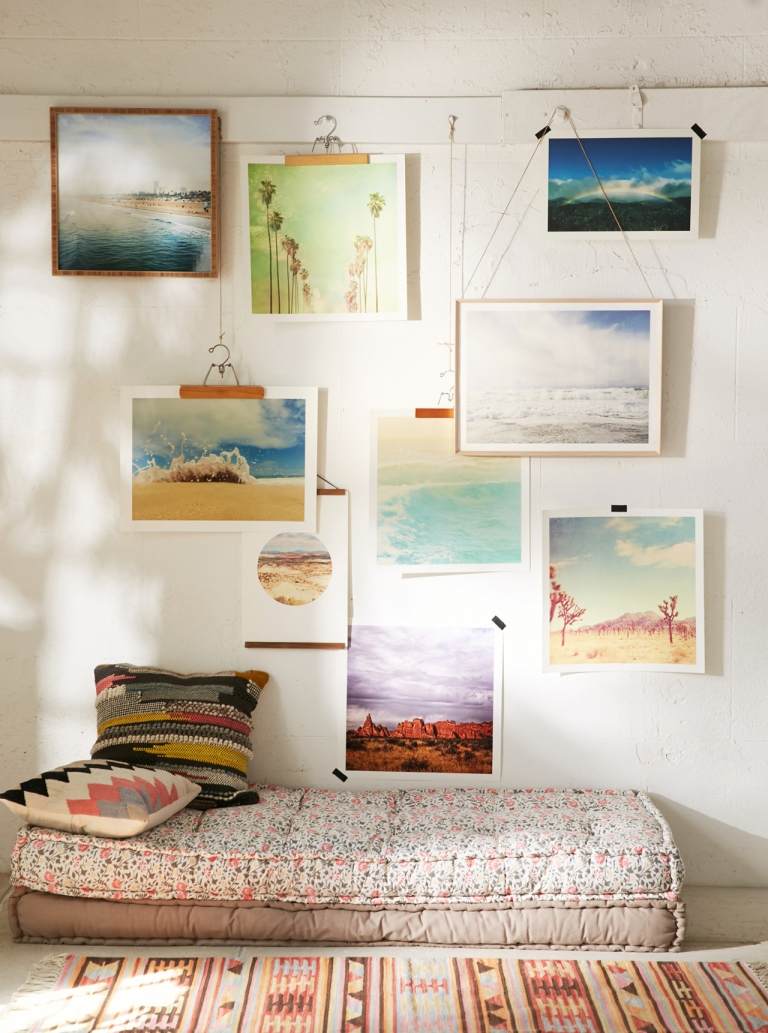 upcycling-ideen-bilderwand-gestalten-kleiderbc3bcgel-wanddeko-768x1033-1 Upcycling Ideen Bilderwand gestalten Kleiderbügel Wanddeko